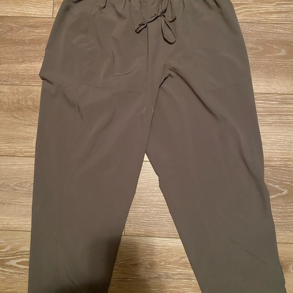 Stretchtech Cropped Pants - Picture 2 of 4